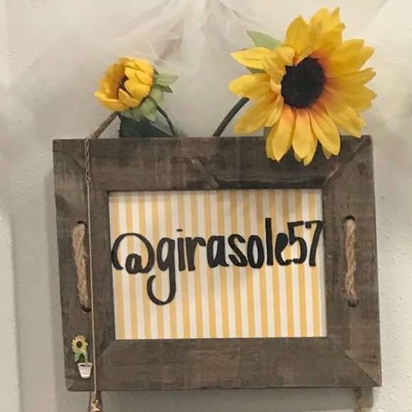 Meet your Posher, Mitzi - Picture 3 of 4